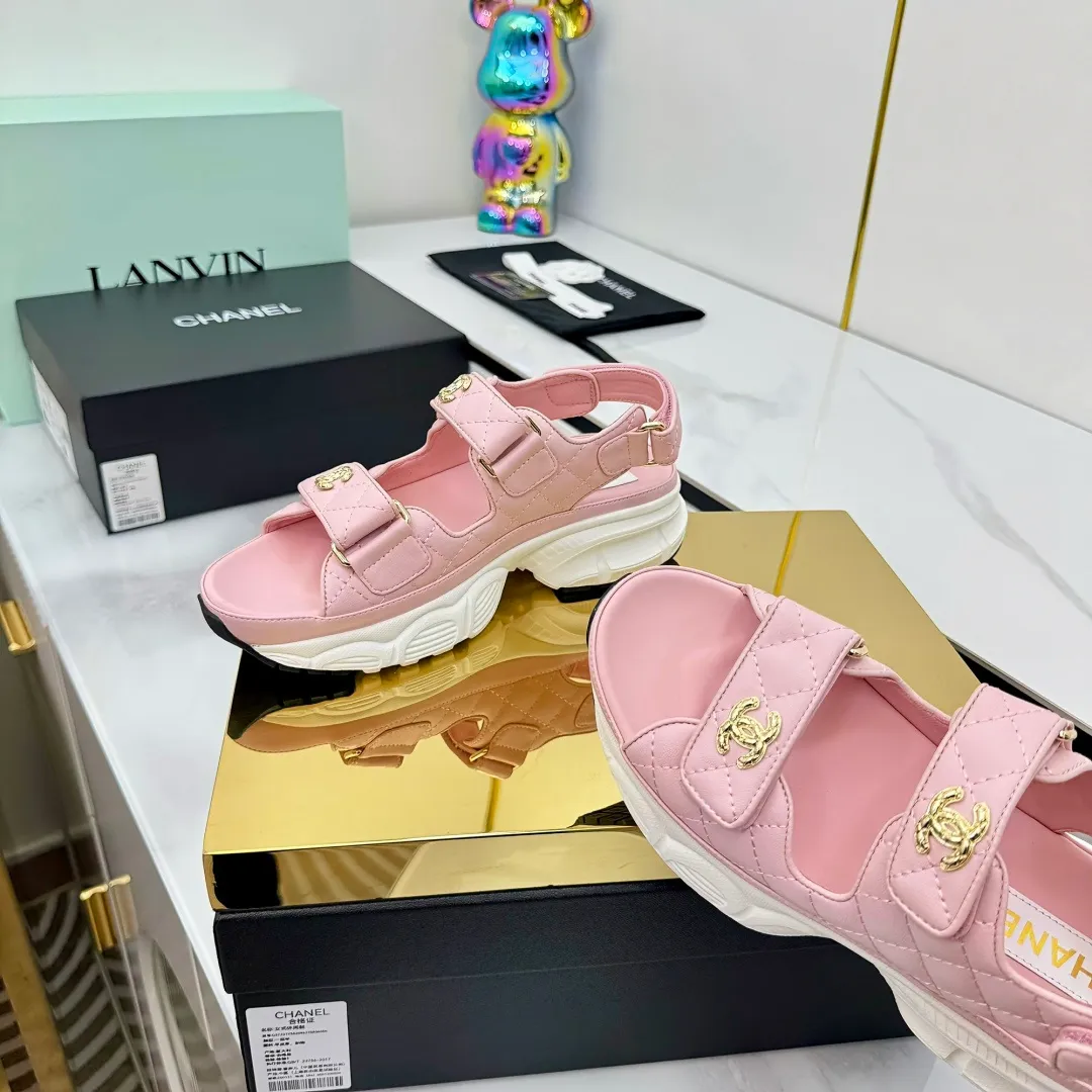 👟👟Ex-factory price 660👟👟 Top version... Chanel｜Chanel Xiaoxiang Velcro Beach Slippers Slippers Casual Beach Shoes 25ss Spring and Summer New Style! Beach shoes are a hit all over the internet! The latest model from the counter, I am still willing to buy it on my feet. It must be ranked among the most popular models. It is invincible in all seasons. Various bloggers and Internet celebrities can see the matching styles. Highly recommended. Pearlescent sheepskin upper, sheepskin lining, suede for the feet. Original open-molded TPU outsole size: 35-40 (customized for 40 and 41). Full set of original packaging 👉 👉